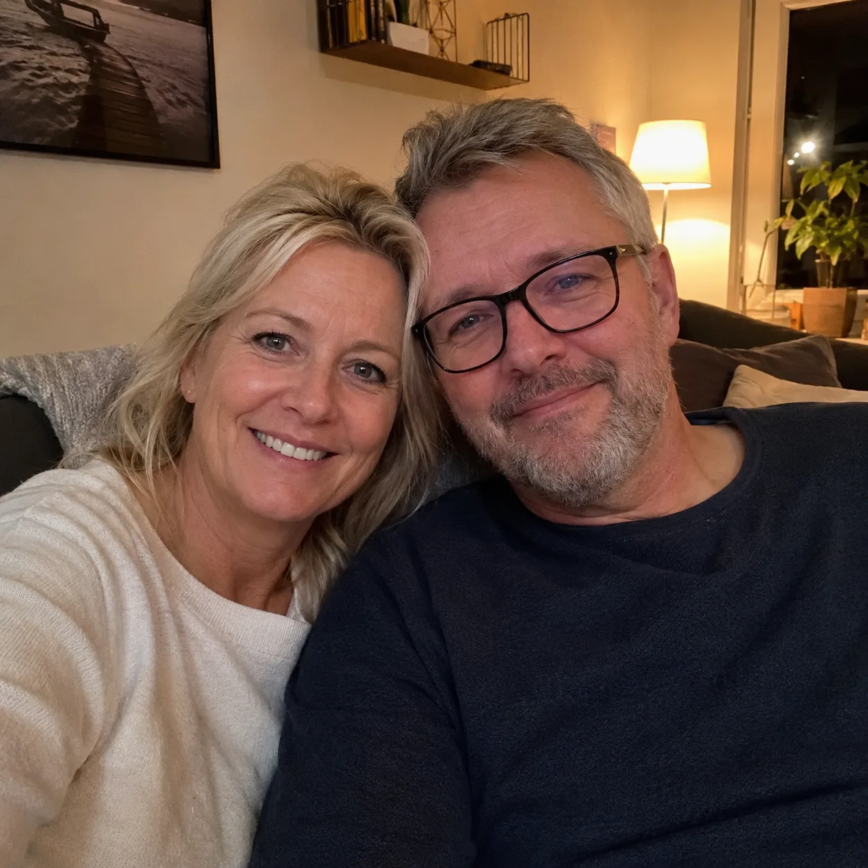 Ehepaar sitzt gemeinsam auf dem Sofa